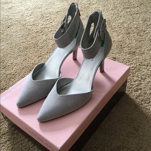 Bandolino grey suede pumps